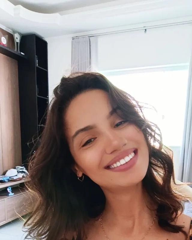 Anabel sorrindo